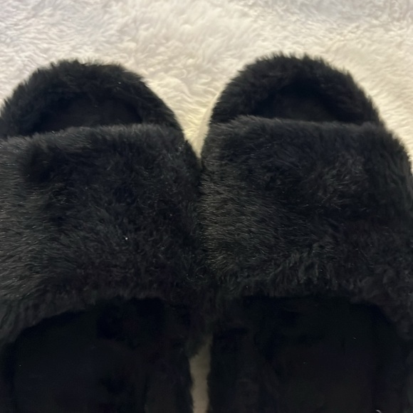 Black Plush Slide Slippers for Indoor Comfort - Picture 2 of 4